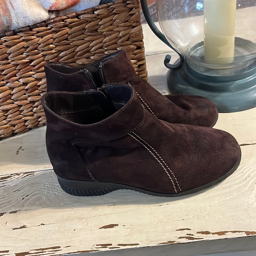 Women’s Basic Addition Chocolate Brown Ankle Bootie Good Condition Sz. 7.5